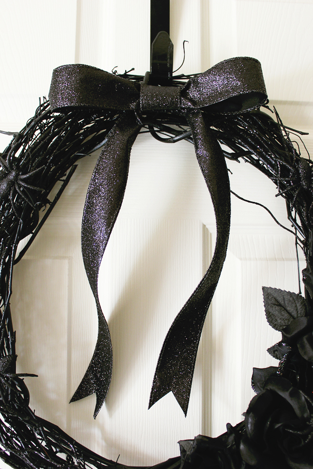 How to Make a Black Roses Halloween Wreath (via laurelandfern.com)